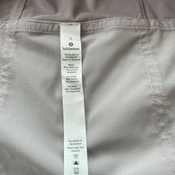 Great lululemon windbreaker in grey size 2. - Picture 3 of 4
